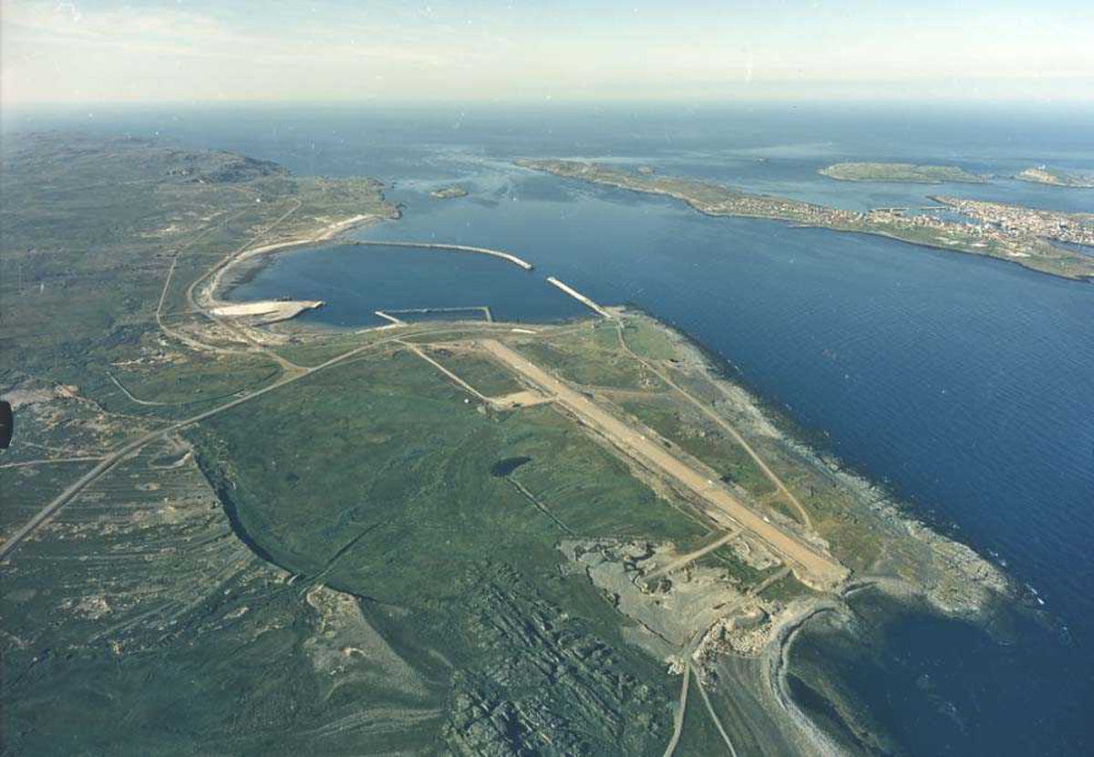 Lufthavn/Flyplass. ENSS-VAW. Vardø/Svartnes. Oversiktsbilde over flyplassen, topografien rundt og byen. 
Baneretning/RWY 15/33.