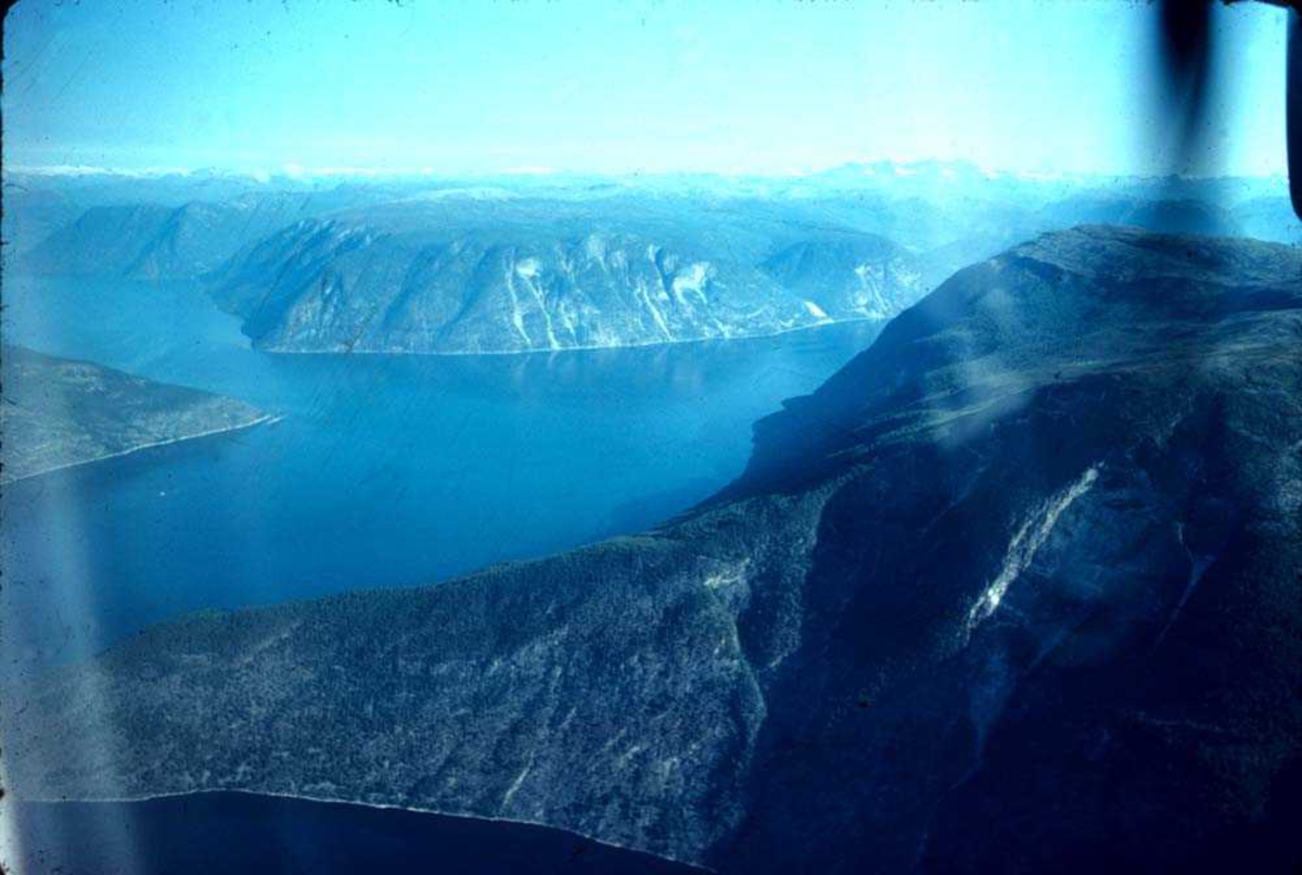 Luftfoto. Fjell og fjorder en sommerdag. Ett sted på Vestlandet.