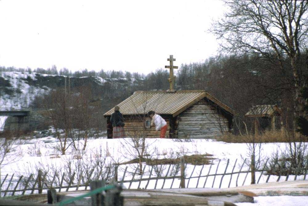 Landskap. Vinter/vår. Samisk kapell i Neiden.