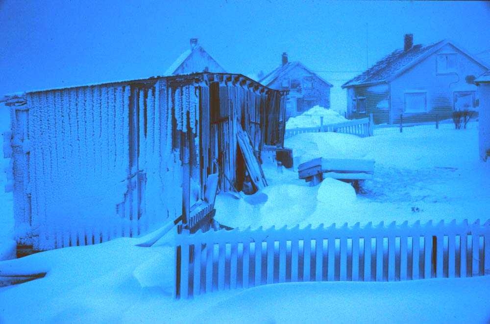 Landskap. Vinter. Stivfrosne hus i vinterdvale.  Ett sted i Nord-Norge.