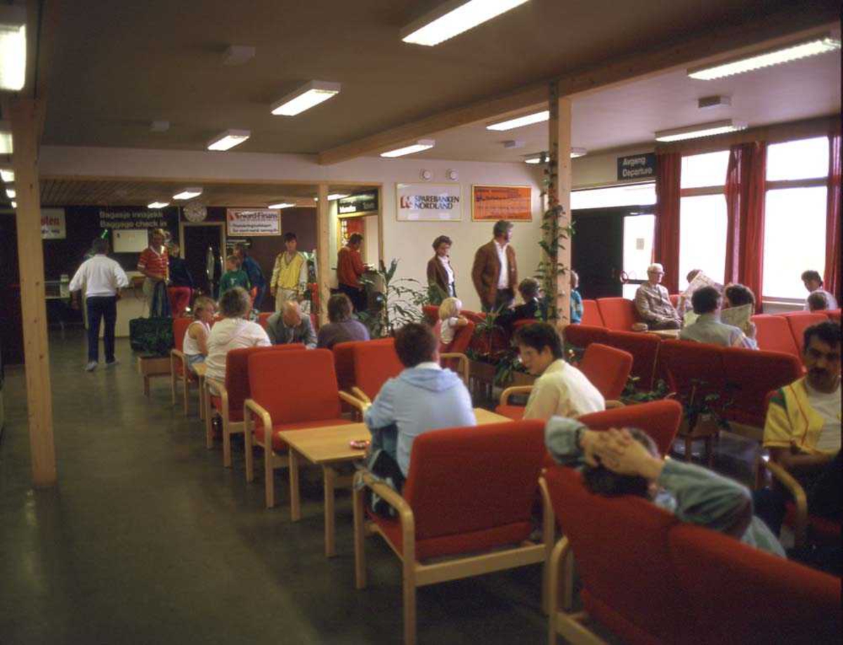 Lufthavn/Flyplass. Stokmarknes/Skagen. Interiørbilde fra flyterminalen  venterom. Passasjerer venter på avgang.