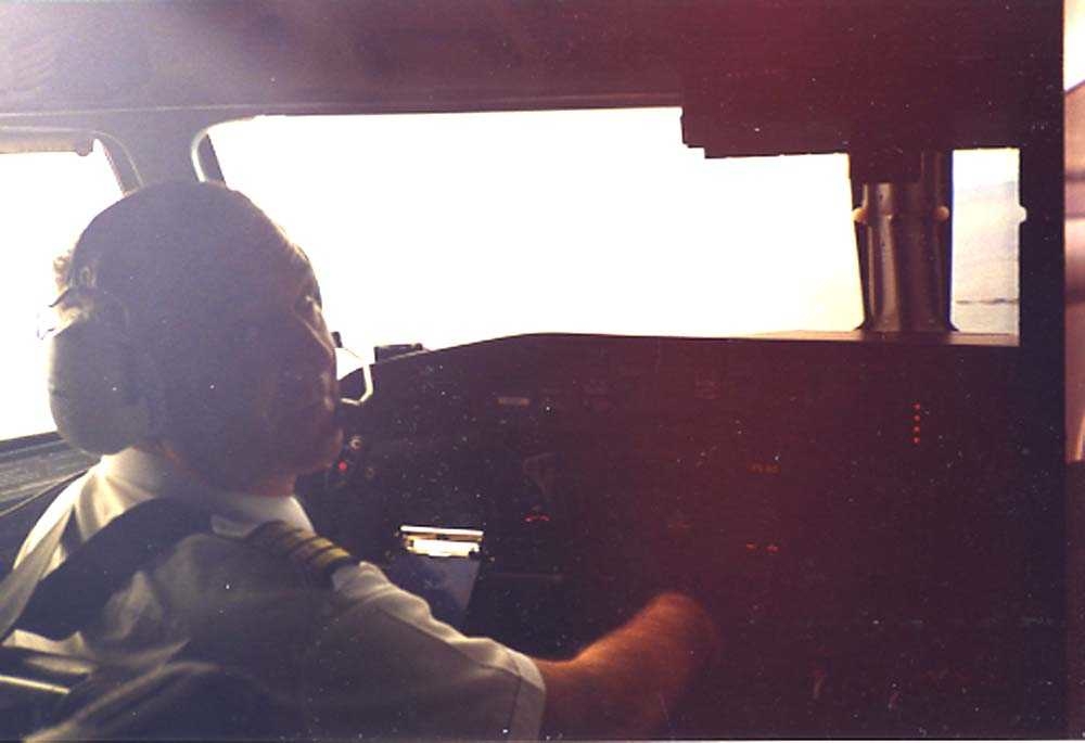 Cockpit. Flyger/pilot. Et fly. DHC-7 /Dash7 fra Widerøe
