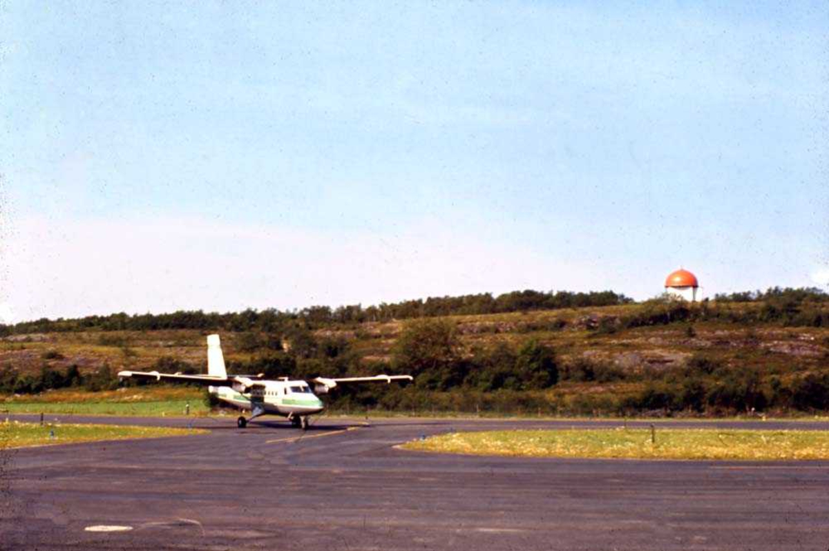 Lufthavn/flyplass. Brønnøysund. Et fly, DHC-6-300 Twin Otter fra Widerøe taxer ut for take off.