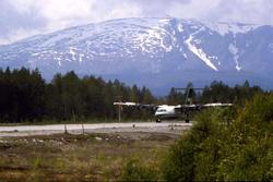 Lufthavn/flyplass. Sogndal/Haukåsen.  Et fly, DHC-7-102 Dash