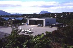 Lufthavn/flyplass.Florø. Et fly, DHC-6-300 Twin Otter fra Wi
