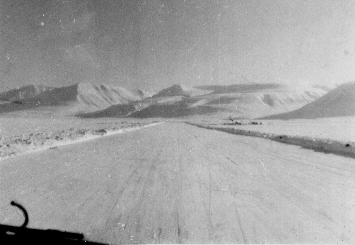Lufthavn/Flyplass. Longyearbyen, Svalbard. En snødekt rullebane/runway omkranset av hvitt, møter Braathens SAFE.