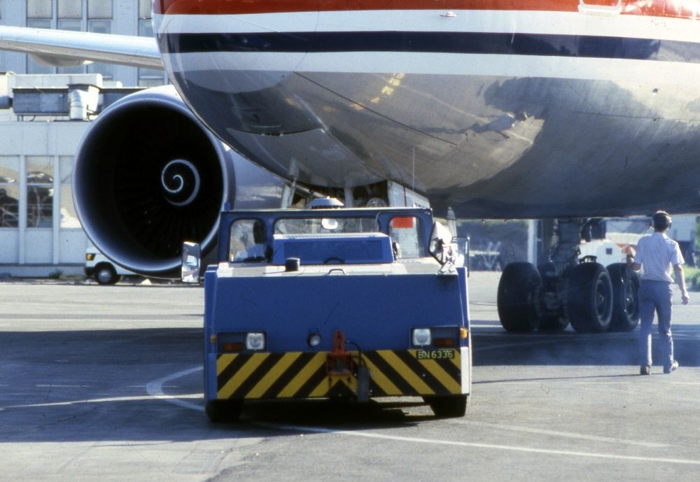 Lufthavn/Flyplass. Fornebu. Et fly fra Braathens SAFE, Boeing 767 og en ...