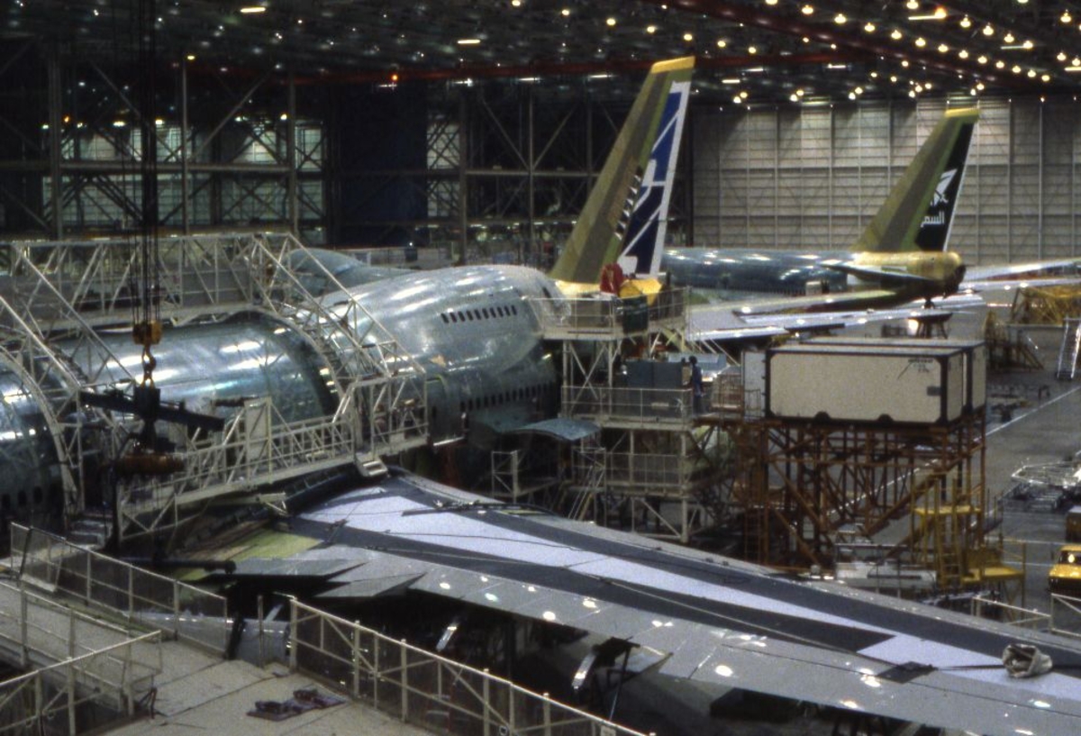 Landskap. Boeings flyfabrikk Seattle. Oversikt over en del av produksjonslokalene til flyfabrikken. Flere fly under produksjon.