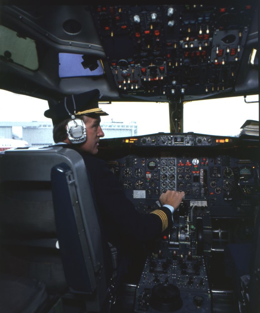 Lufthavn/Flyplass. I et fly fra Braathens SAFE ses Flykapteinen sittende i cockpit.