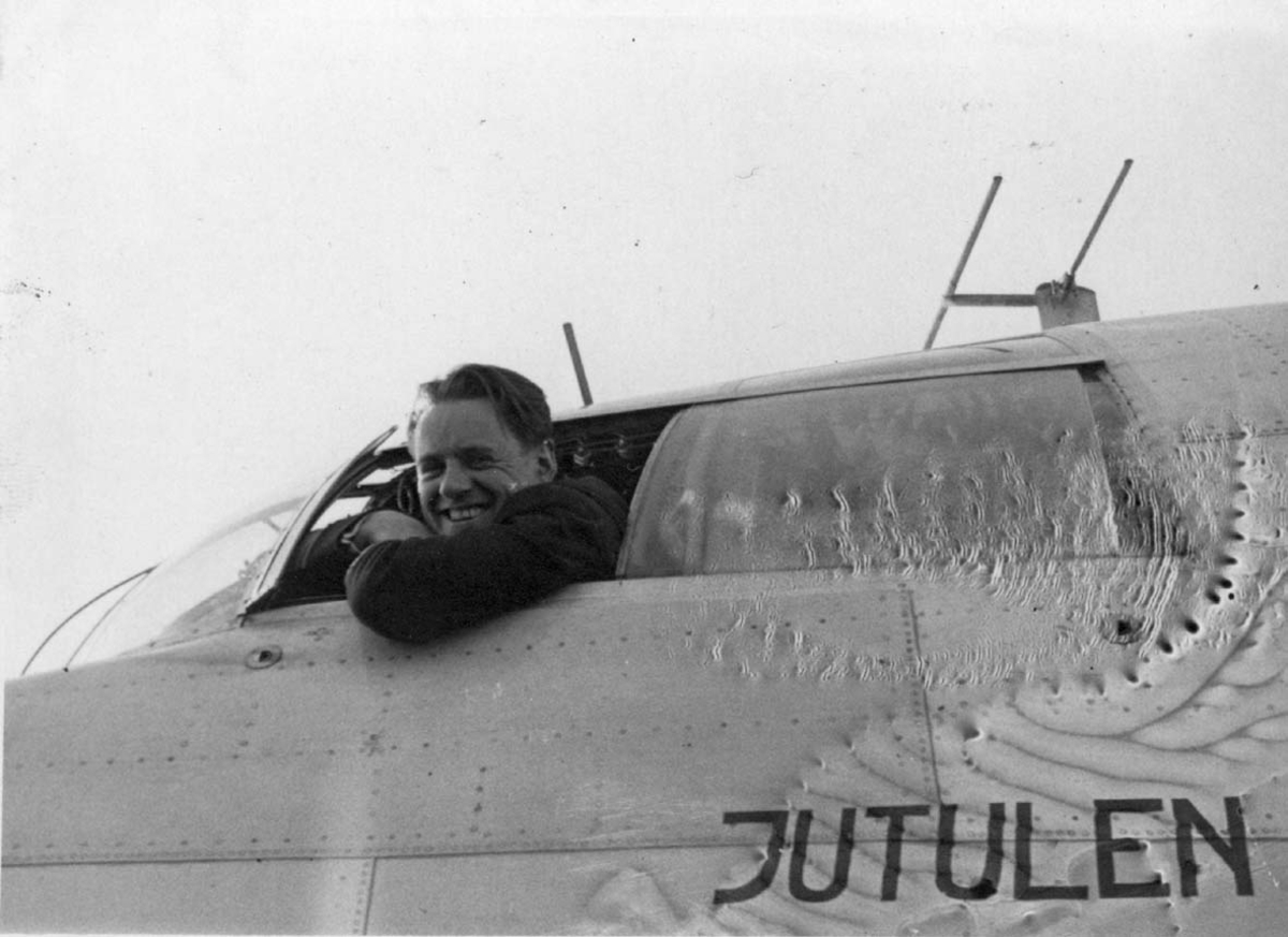 Ett fly Short S.25 Sandringham 6 (SH.52C) LN-LAI "Jutulen". En person i cockpiten.