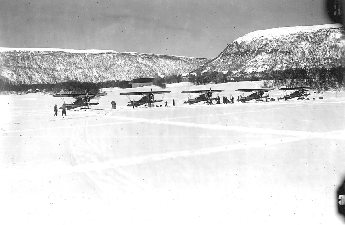 Åpen plass, fem fly på bakken, Fokker C.V.D Snø på bakken.
