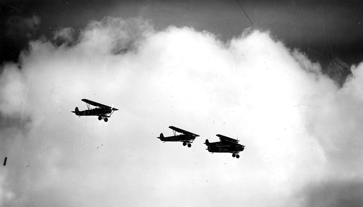 Luftfoto, fire fly i luften, Fokker C.V.D. Sett fra bakken.