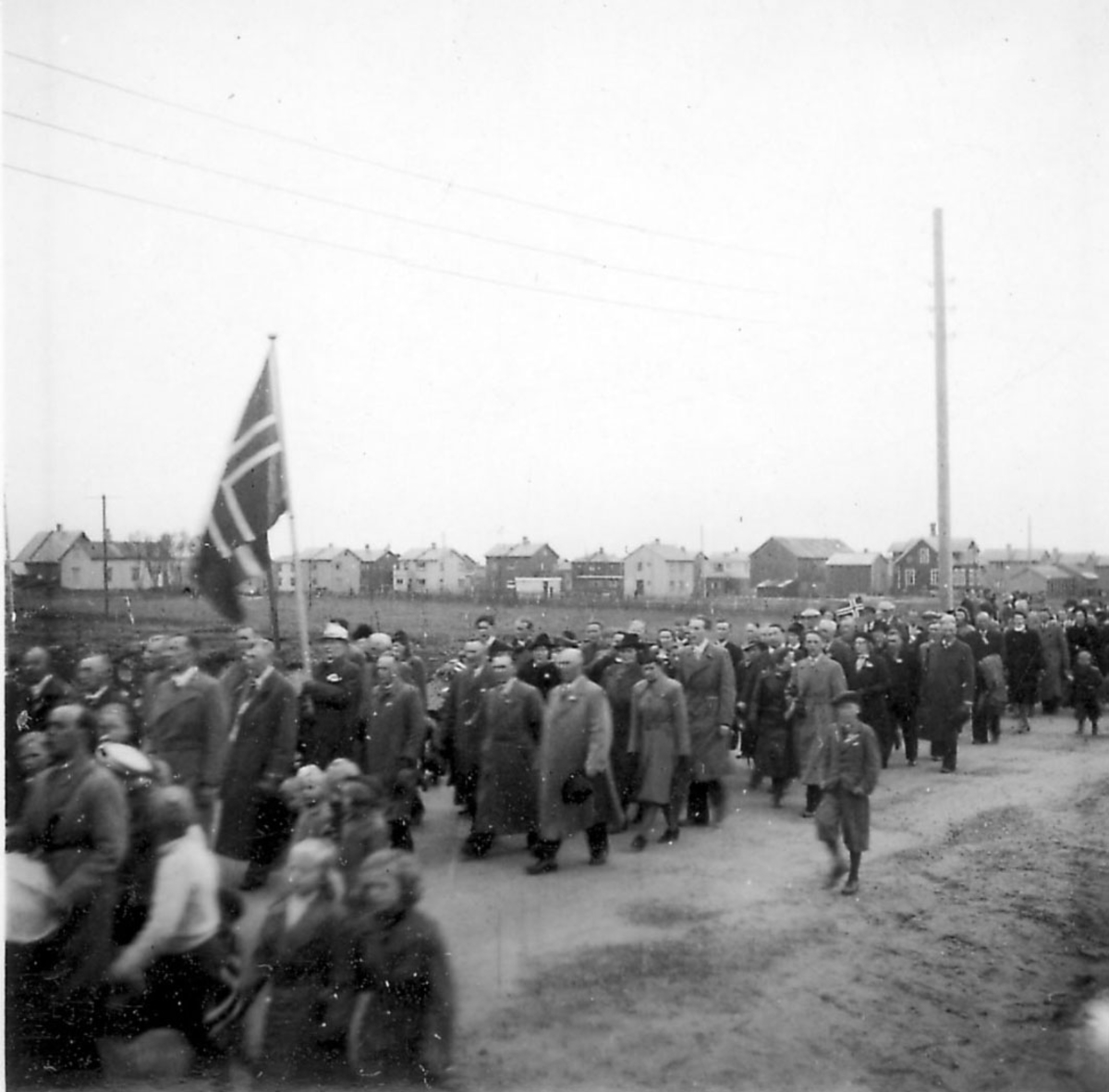 Frigjøringsdagene i Bodø etter krigen 1940 - 1945. Mange personer som går i tog, mange flagg.