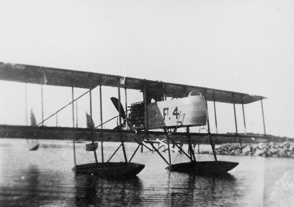 Ett fly på vannet, M.F. 1. nr 4/F4  Ligger stille på havoverflata.