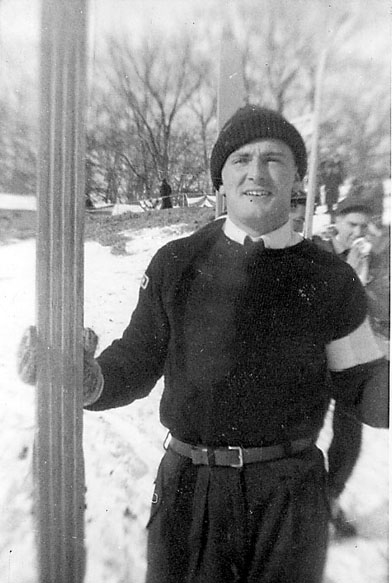 Portrett, person, militær, med hoppski i armen. Snø på bakken.