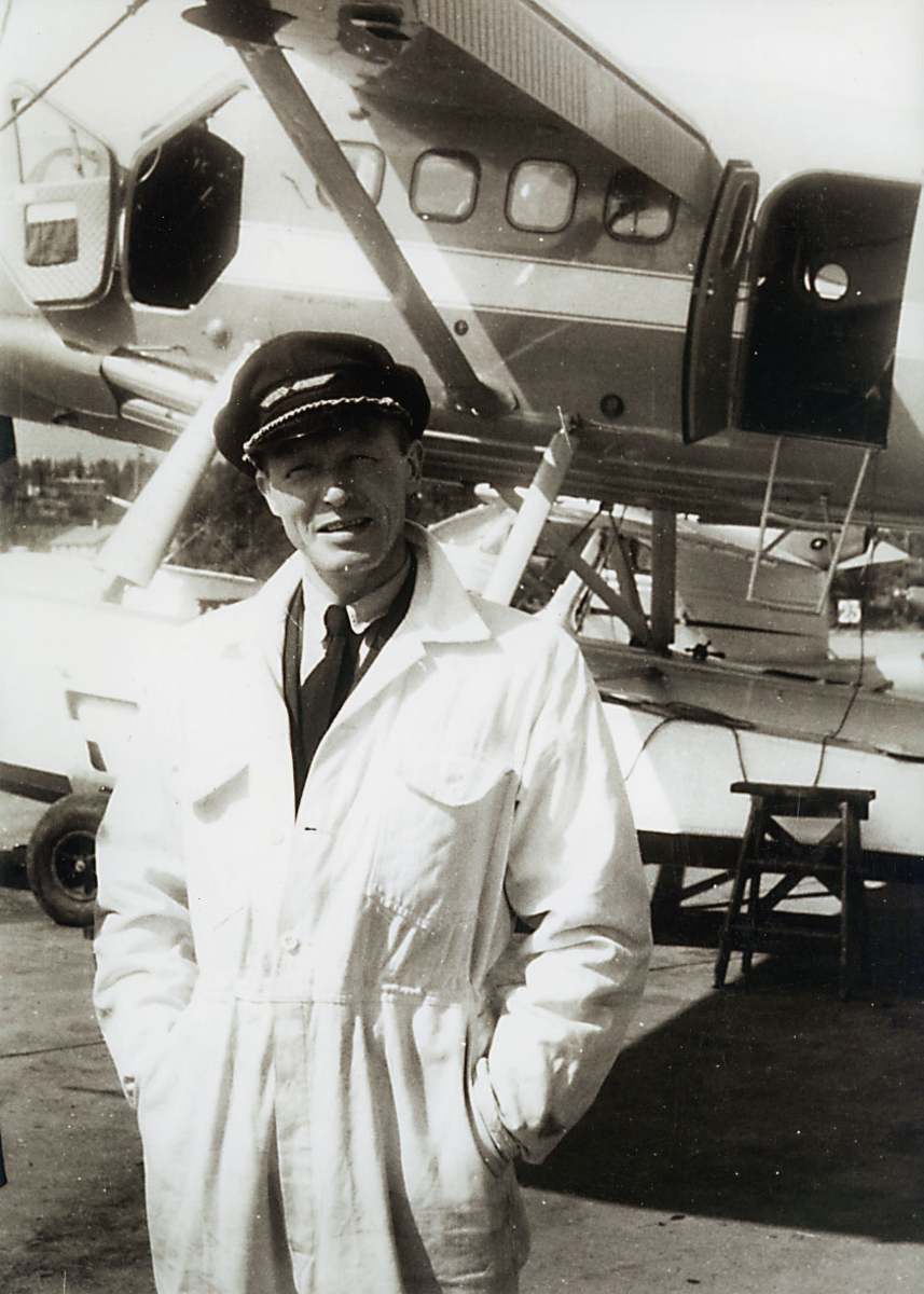 Portrett, 1 person, står foran et fly, DHC-3 "Singl Otter".