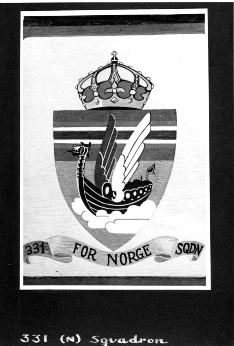 Logo, vikingeskip, under stå det skrevet: 331 FOR NORGE SQDN. Håndskrevet tekst under bildet.