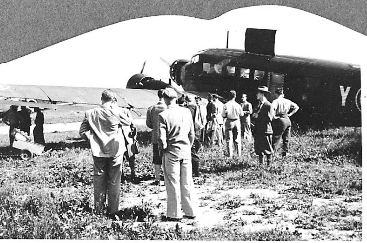 Flere personer står foran et fly, Junkers.