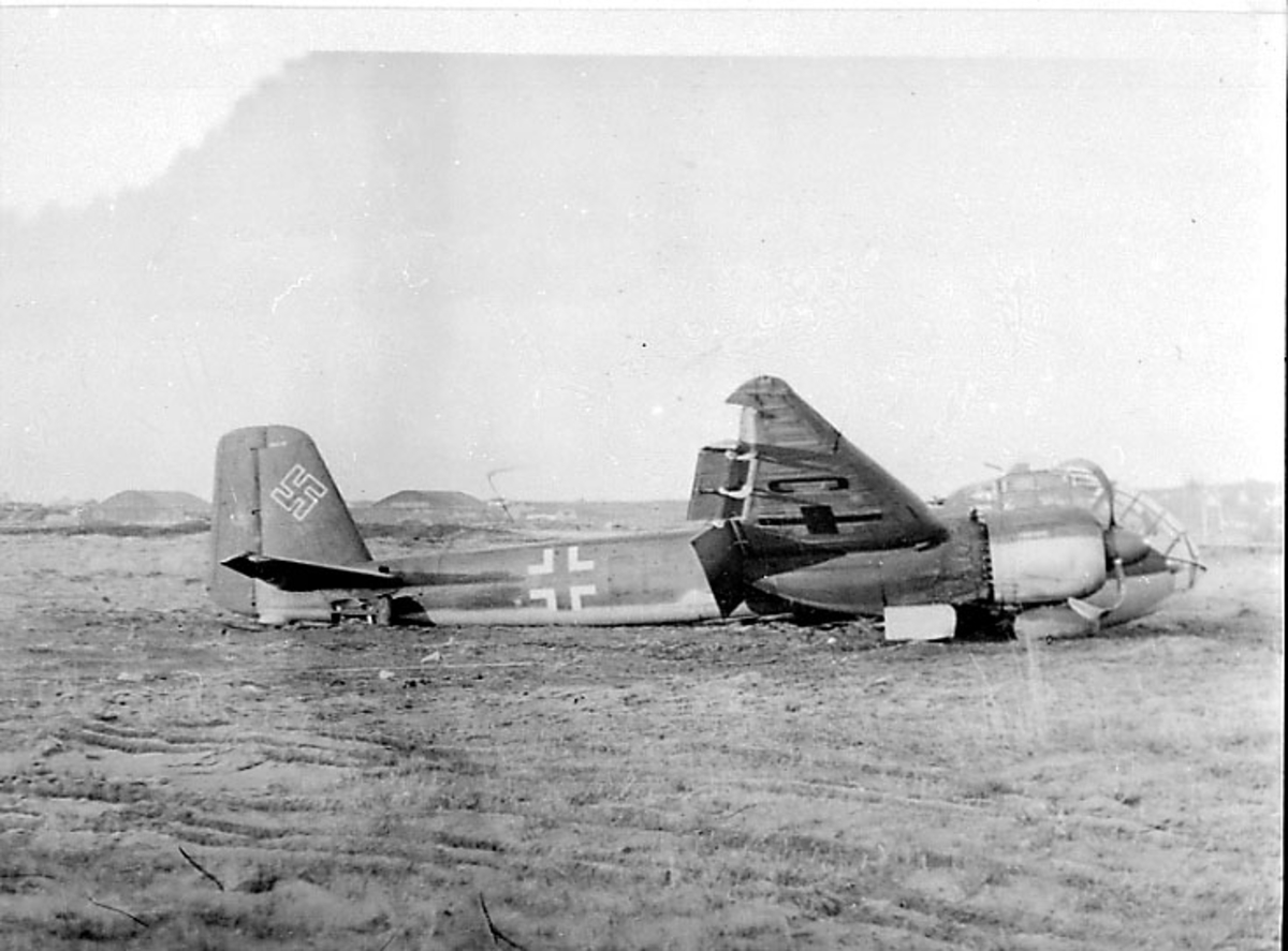 Flyvrak - flyhavari, Junkers JU 188 F-1 A6+CH. Ligger på bakken, sett ...