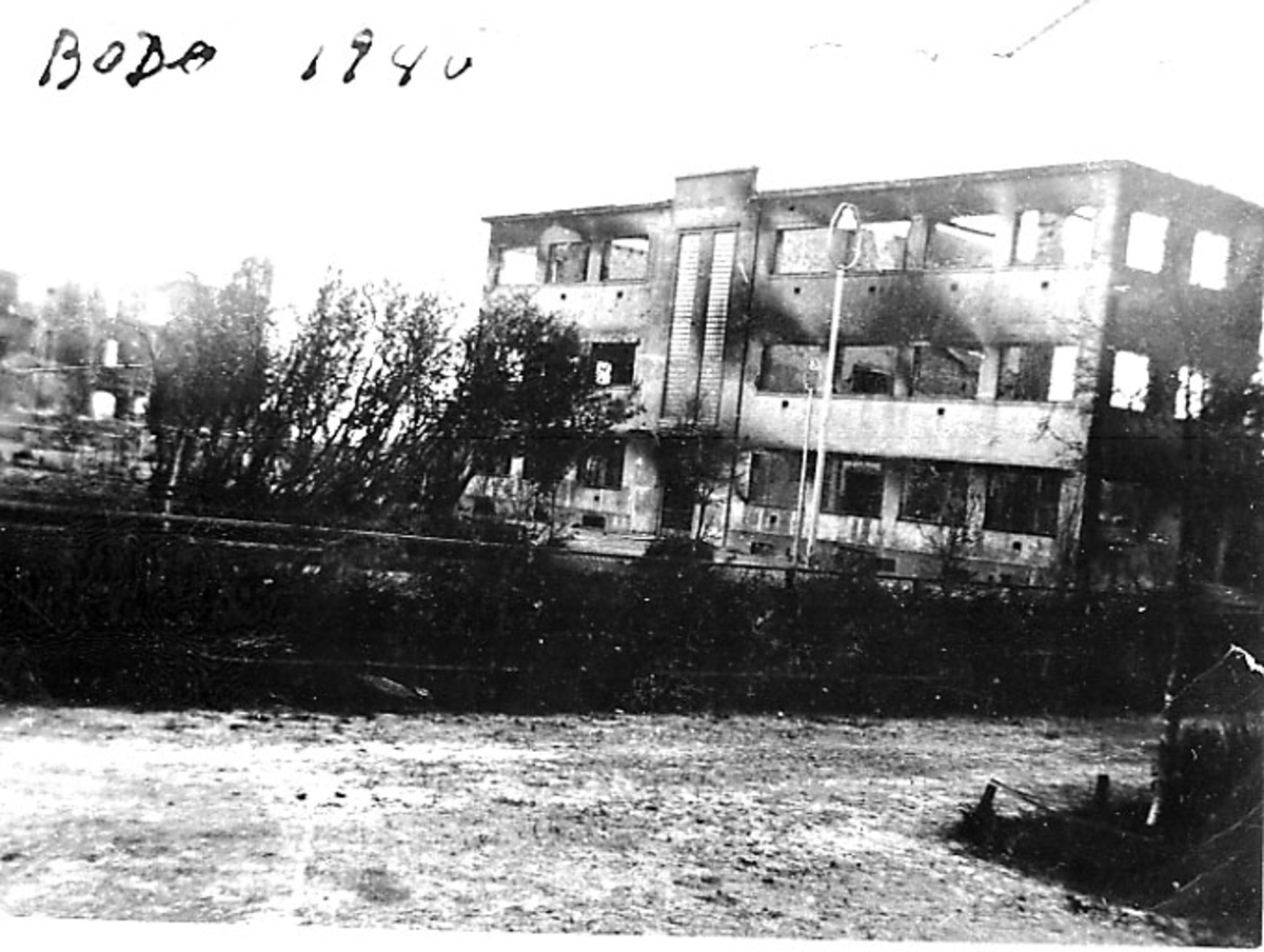 Ruin av bygning, Håntverkeren. Bodø etter bombingen under 2. verdenskrig. Gate i forgrunnen.