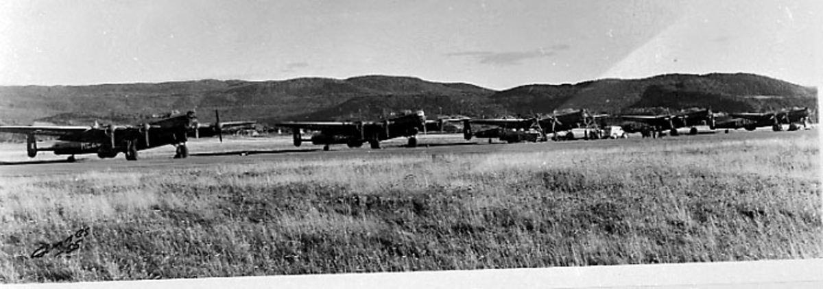 Lufthavn, flere fly oppstilt på bakken, Avro 683 Lancaster. 