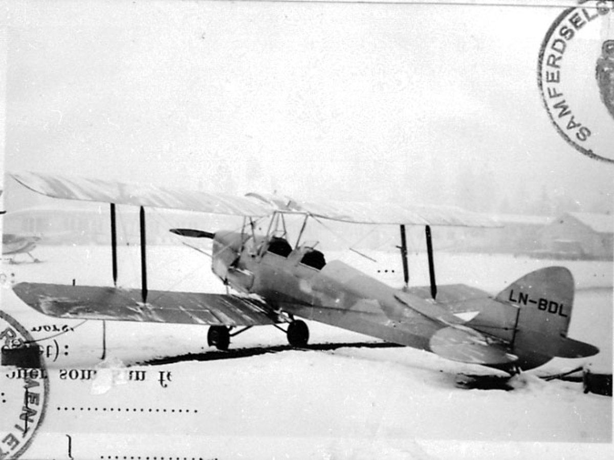 Ant. lufthavn. 1 fly på bakken, Tiger Moth DH 82 A, LN-BDL, fra Norsk Aero Klubb. Snø på bakken.