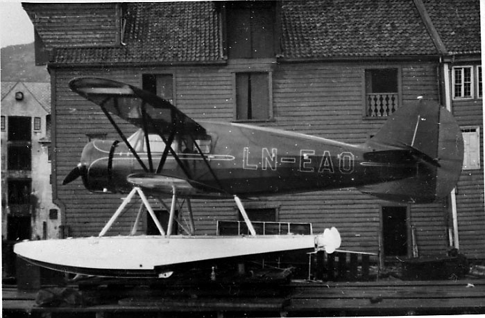 Ett fly på bakken (brygge), Waco Cabin Y.K.S-7, LN-EAO, fra Sønnichsen & Co.