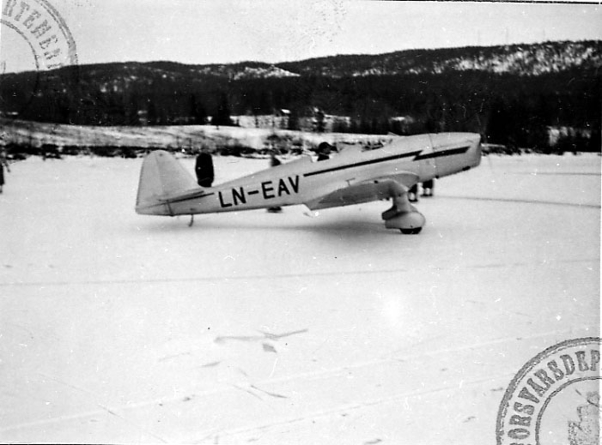 Lufthavn, 1 fly på bakken, Kl-35A nr.754, LN-EAV, fra Ingeniør Alf Scott Hansen.