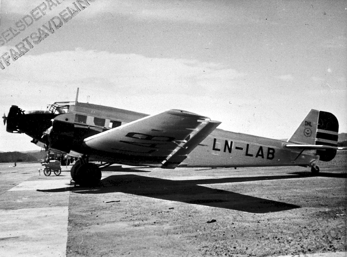 Lufthavn, 1 fly på bakken, Junkers JU52 3mg.2c LDB 118 LN-LAB fra DNL.