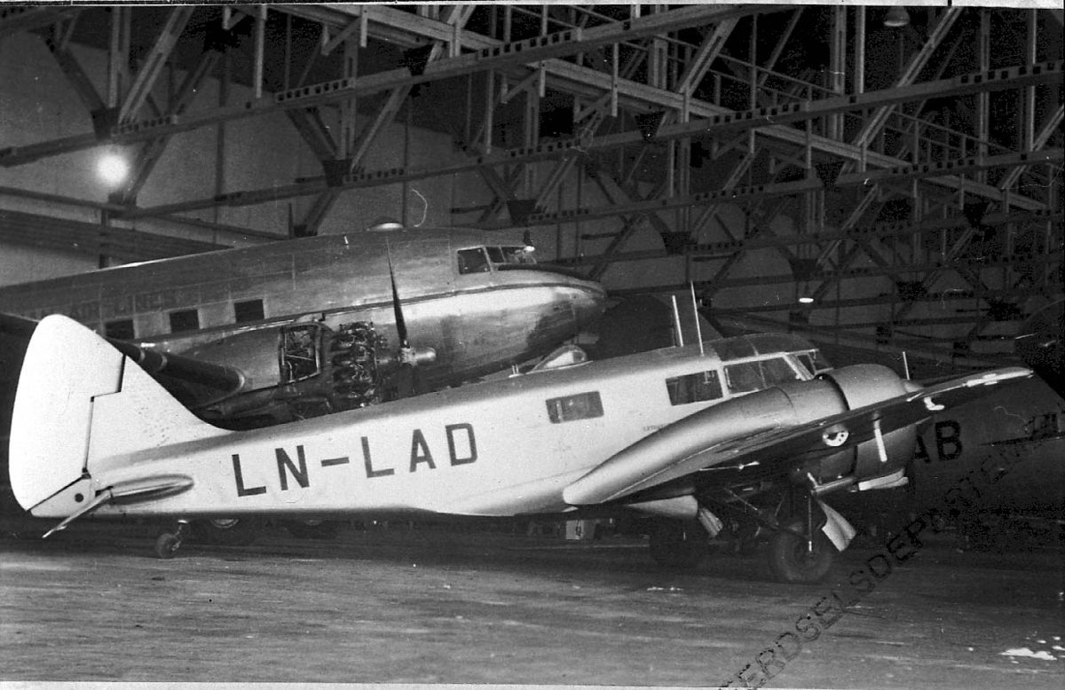 Lufthavn, 1 fly inne i hangar, Airspeed Oxfoird A.S.40 LDB 157/8737 LN-LAD fra DNL. Annet fly bak.