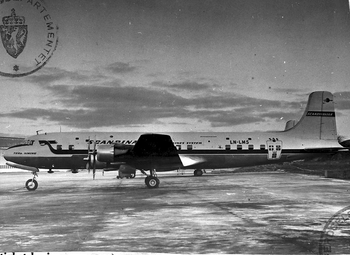 Lufthavn, 1 fly på bakken, Douglas DC-6 B. LDB 3334 LN-LMS "Tore Viking" fra SAS.