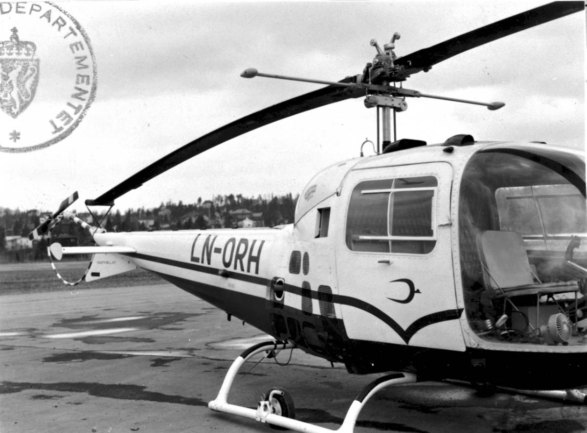 Lufthavn, 1 helikopter på bakken, Augusta Bell 47 J. LDB 489 LN-ORH fra F. Tenving & Co. A/S.