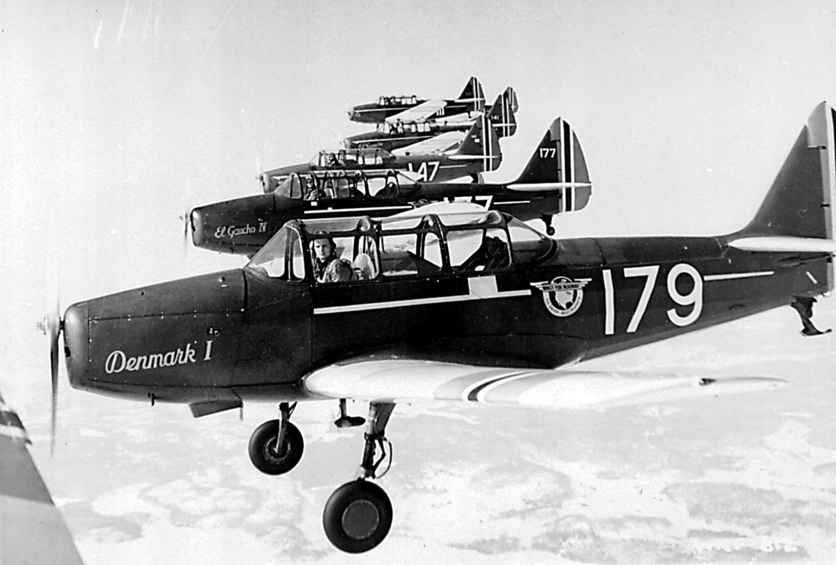 Luftfoto. 5 fly i formasjon Fairchild PT-26-FA Cornell, bl.a. 179 og 177, fra Hærens Flyvåpen i Toronto. 