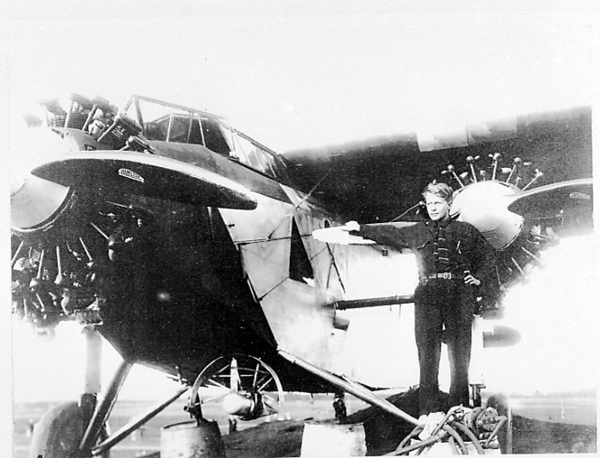 1 fly på bakken, Fokker C-2 C-2A "America" bruker Admiral Byrd. 1 person står ved den ene motoren. Tatt utendørs.