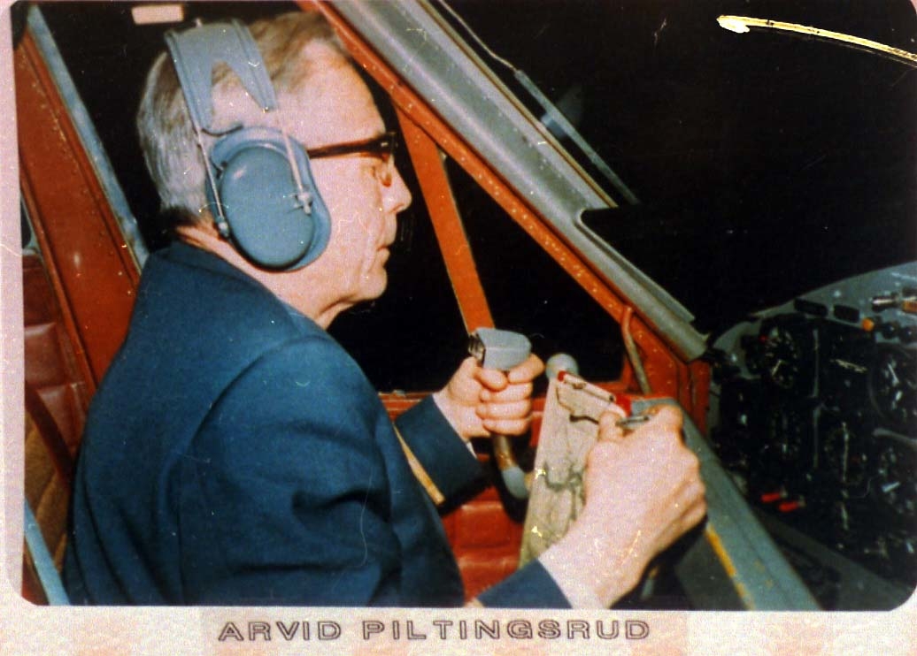 Portrett, 1 person sitter ved "spakene" i flycockpiten.