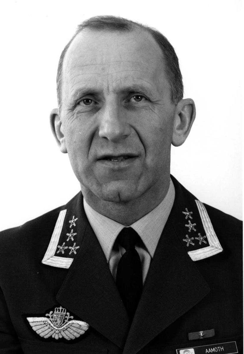 Portrett av en mannlig offiser - militær person.
Ob. Olav AAmodth