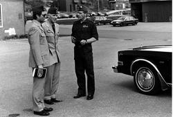 Gruppefoto. Tre mannlige personer. Militært personell.