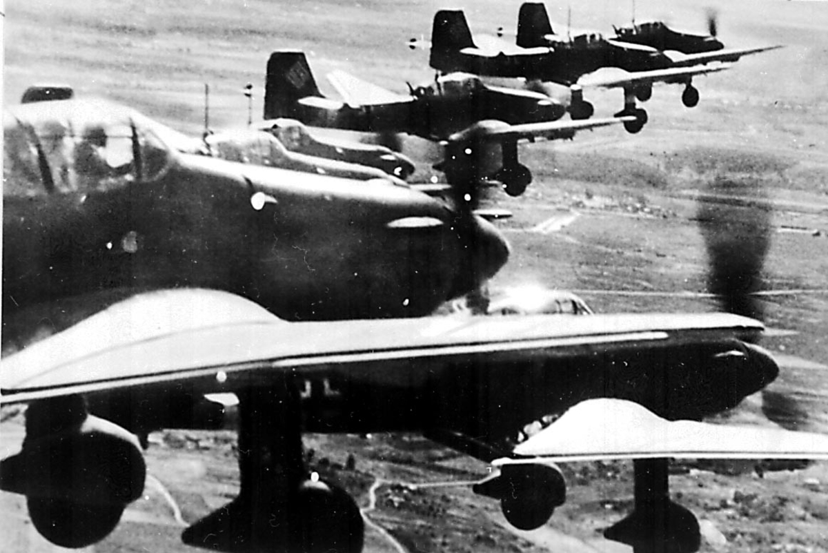Luftfoto, 6 fly i luften i formasjon, Junkers JU-87 Stuka fra Luftwaffe. Landskap under.