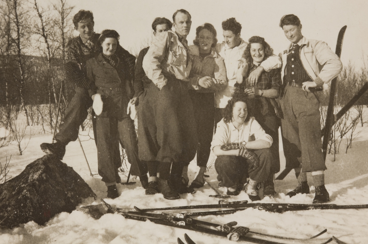 Gruppebilde av medlemmer i Norsk Folkehjelp, fotografert vinterstid med ski.