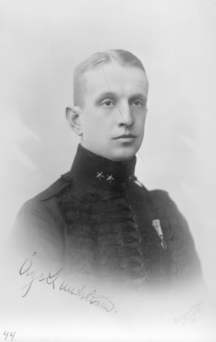 Porträtt av militära flygpionjären, Åge Lundström från Livregementets dragoner. Porträttet är signerat av Lundström.