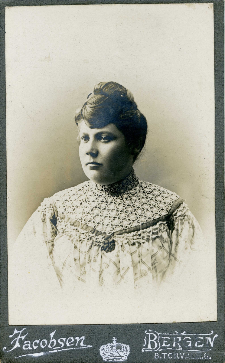 Portrett -Marie Olsen fra Haugesund. Fabrikksarbeiderske, døde ca, 1901. Arbeidet på hermetikkfabr. Harald i sin tid. Hadde hus i Sørhaugg. vis a vis Helgeland.