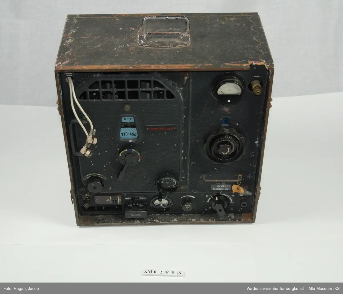 Form: Bærbare kasser m/handtak og avhektbar frontplate

tysk krigsmateriell fra 2. verdenskrig. Med diverse sender/mottakerfunksjoner