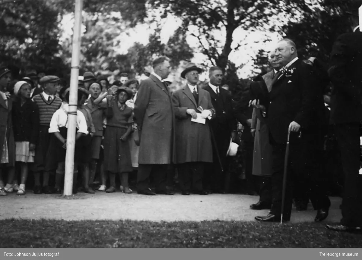Festen i stadsparken med anledning av färjeleden Trelleborg-Sassnitz 25-årsjubileum år 1934. Generaldirektör Granholm (med paraply) har hållit ett kort tal i Stadsparken, söder om musikpaviljongen.