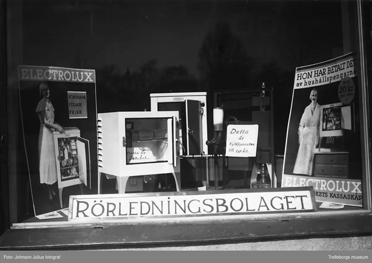 Skyltfönster med reklam för kylskåp. Nilsson & Talls affär på Kontinentgatan i Stendahlska huset år 1934.