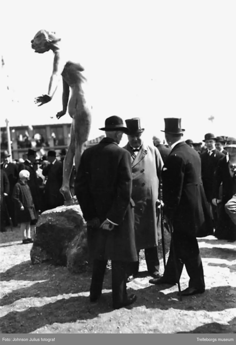 Skulpturen Famntaget av Axel Ebbe inviges vid Solfjädern i juni år 1930. Mitt i bilden, med ryggen mot kameran, ses skulptören Axel Ebbe.