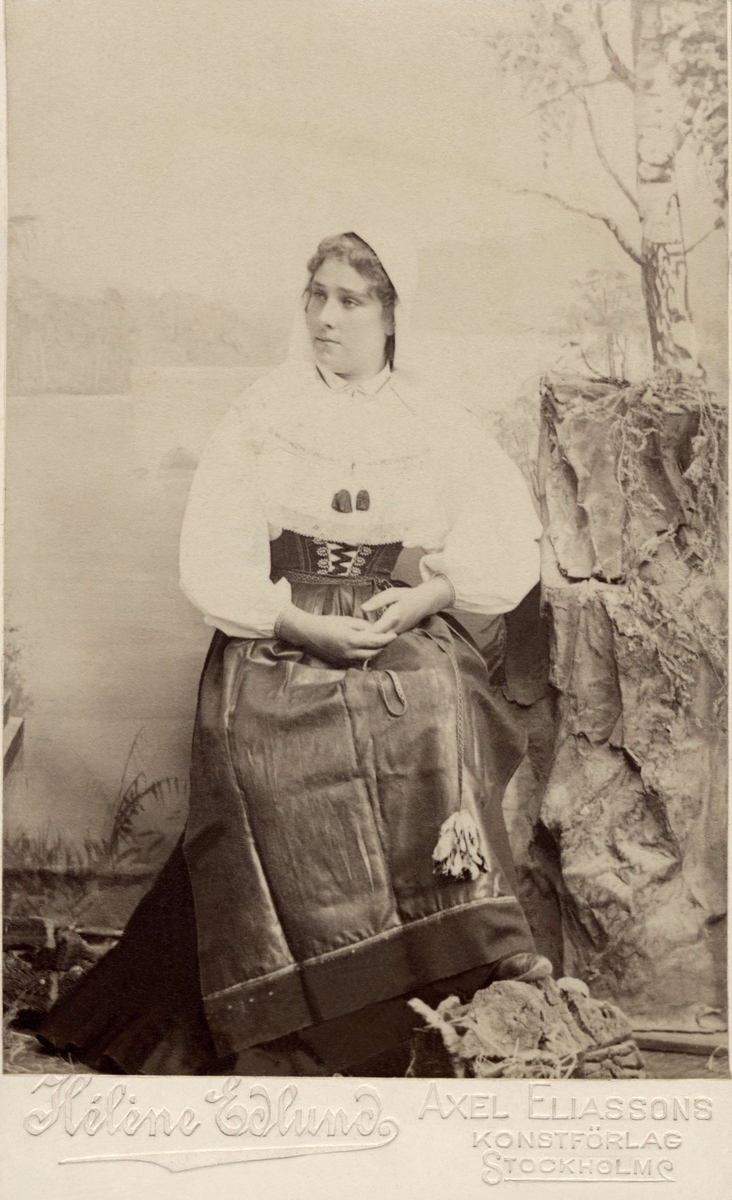 En ung kvinna klädd i högtidsdräkt från Orsa, Dalarna.