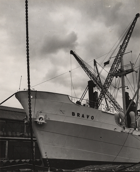 Lastmotorfartyget BRAVO av Oslo i East India Dock, London 1954.