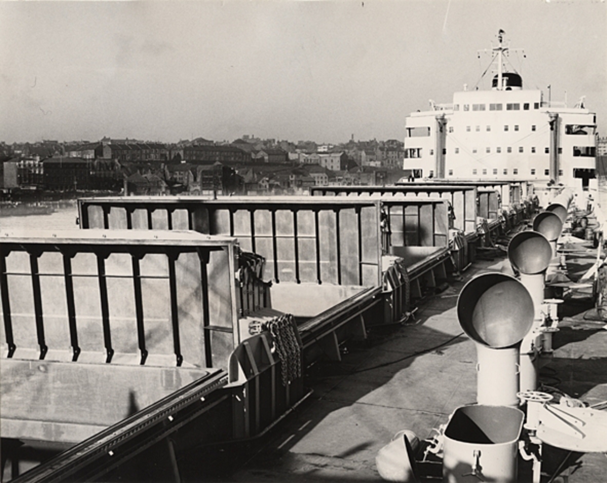 Foto visande däcksbild från universalbulkfartyget "CARLTON" av Newcastle med fullt öppnade lastluckor av McGregor-typ.