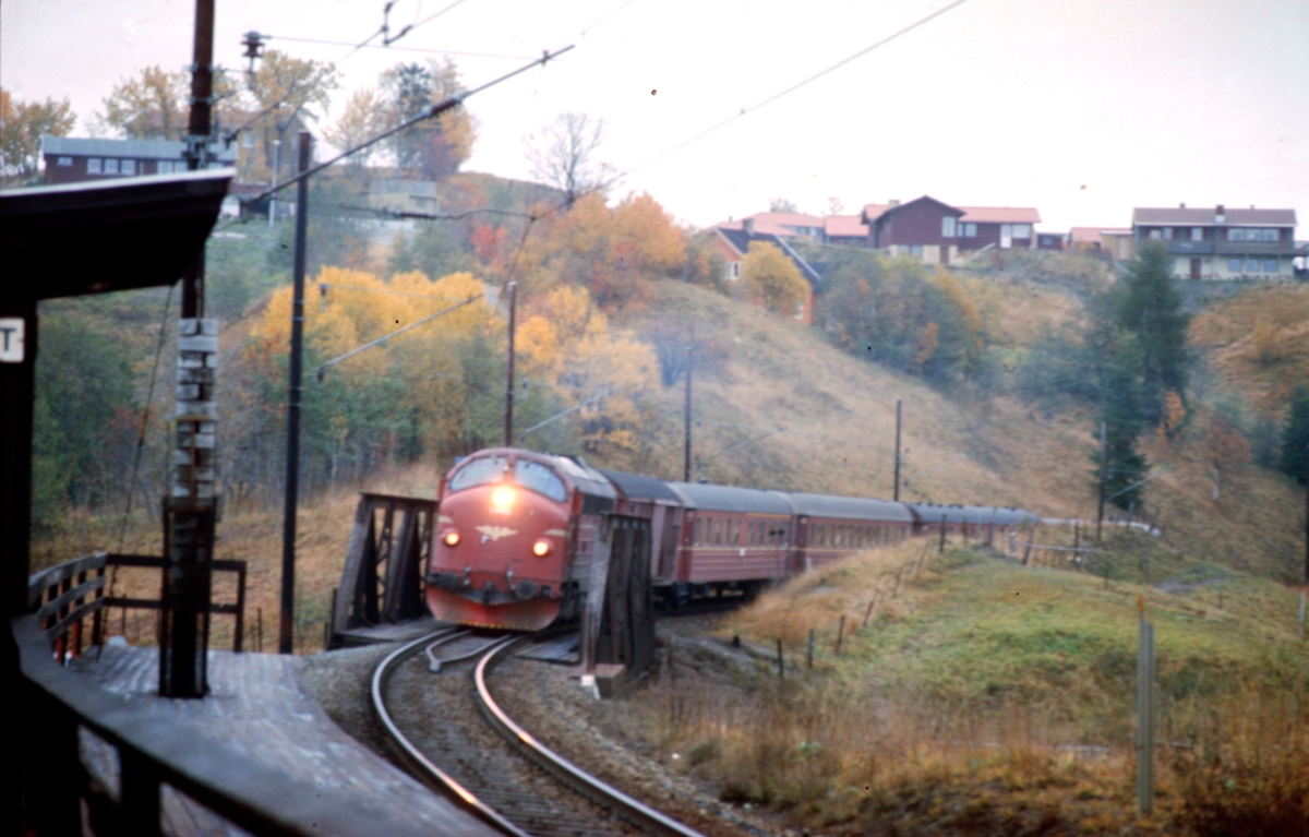 Rørosbanens dagtog, tog 302, på vei oppover Heimdalsbakkene ved Buenget holdeplass