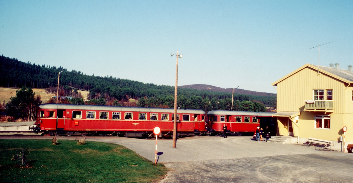 Persontog 372 Røros - Hamar med dieselmotorvogn BM 86L 24 på Os stasjon, Os i Østerdalen.